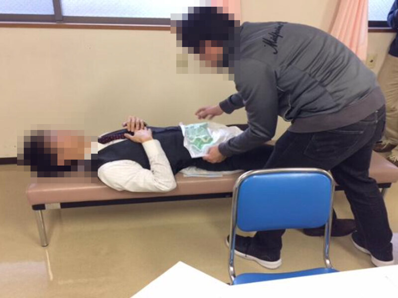 ベッド上でモックアップを当てて試す様子